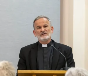 O. David Neuhaus SJ – urodzony w RPA w 1962 roku w rodzinie żydowsko-niemieckiej, która uciekła przed nazizmem, kapłan katolicki, jezuita, był przełożonym wspólnoty jezuitów w Papieskim Instytucie Biblijnym w Jerozolimie. Profesor Pisma Świętego w Seminarium Patriarchatu Łacińskiego w Jerozolimie, w latach 2009–2017 był wikariuszem dla hebrajskojęzycznej wspólnoty katolików w Patriarchacie Łacińskim.